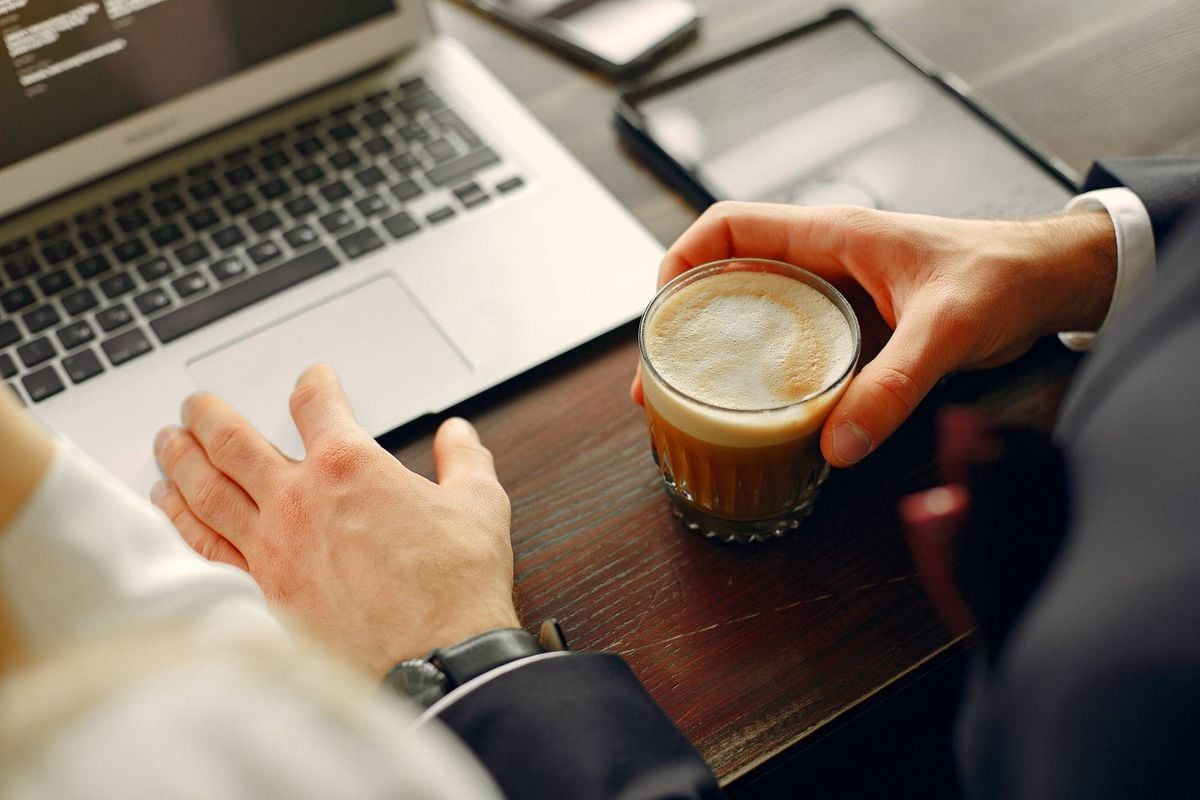 Wat is 'coffee badging', de nieuwste kantoortrend, en waarom doen vooral mannen het?