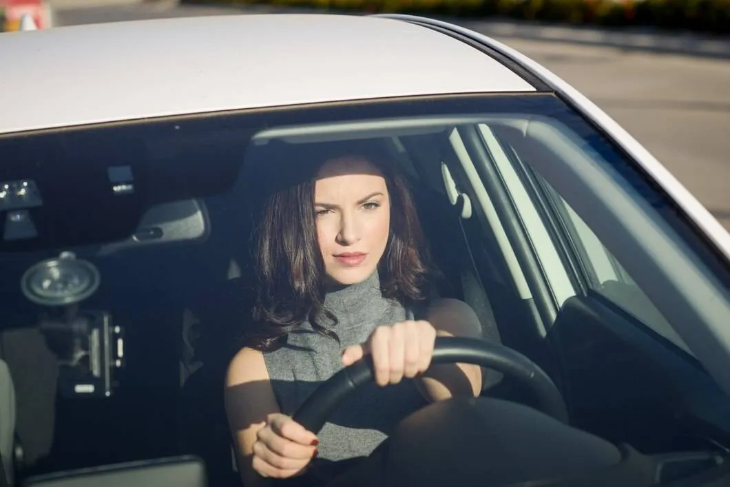 concentrated woman driving her car 1139 17