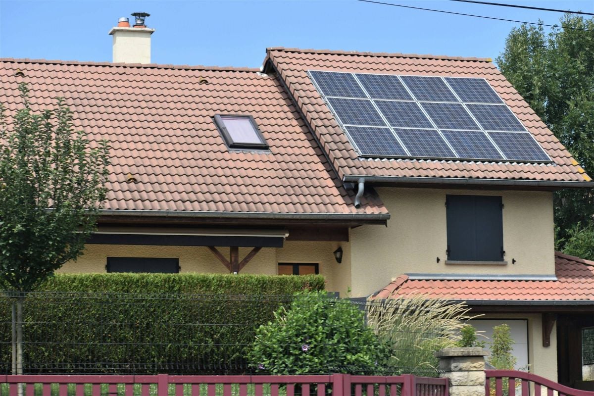 Nu stekkerzonnepanelen officieel hun intrede doen in Vlaanderen: hoe werkt het en is het een slimme investering?