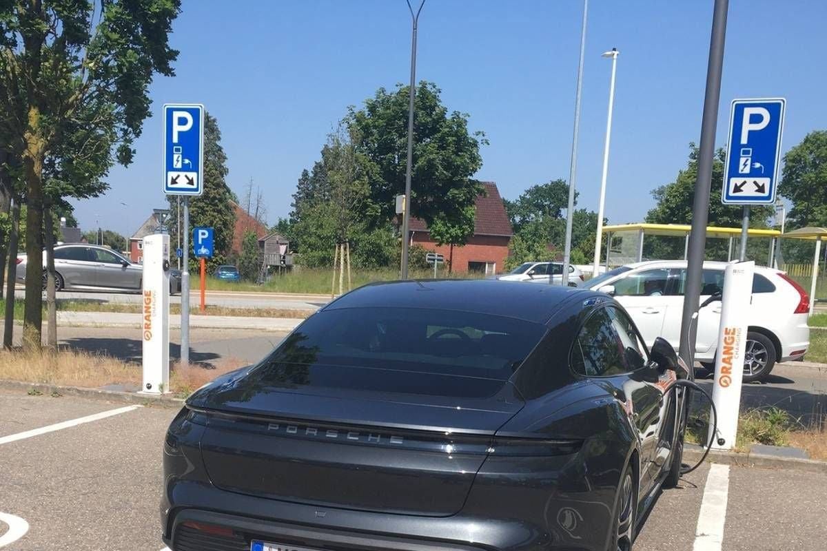 Vlaamse Porsche-chauffeur is geen fan van Tesla, dat blijkt uit zijn nummerplaat: "Flauw hoor!"