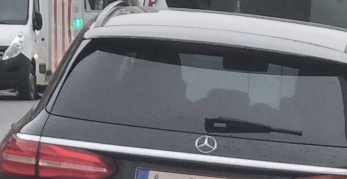 Vlaamse Mercedes-chauffeur pakt uit met opvallende nummerplaat: "Welke van de drie is het?"