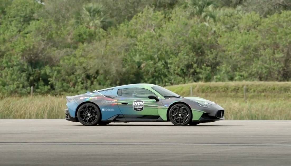 Autonome Maserati MC20 zet nieuw snelheidsrecord neer met AI: 318 km/u zonder mens aan het stuur