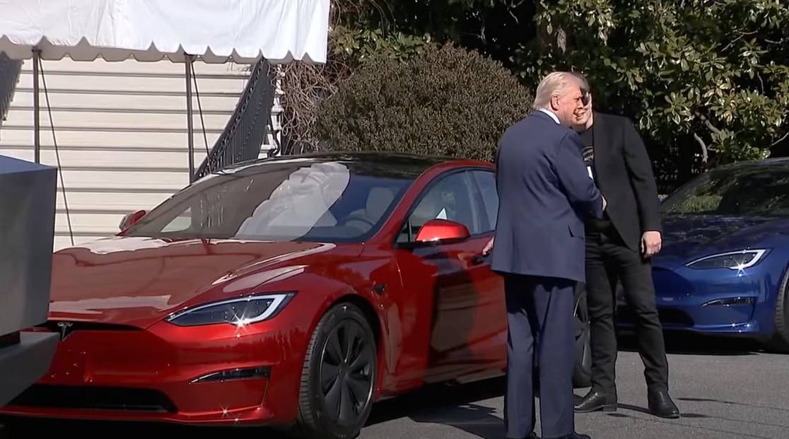 Bizarre reden waarom Donald Trump niet met Tesla mag rijden die hij net van Elon Musk heeft gekocht
