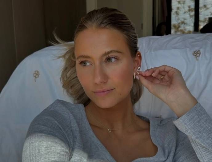 Celine Van Ouytsel toont zich in een paar heerlijke lingeriesetjes, en da's eigenlijk pure kunst (foto's)