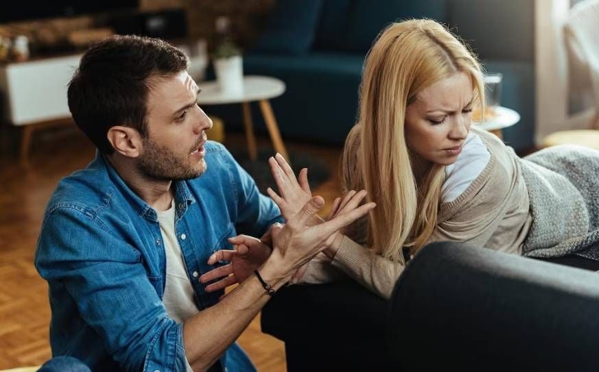 Vrouw krijgt ‘warm welkom’ nadat ze thuiskomt van haar werk: “Mijn lief lag op de keukentafel… met zijn ex en haar vriendin!”