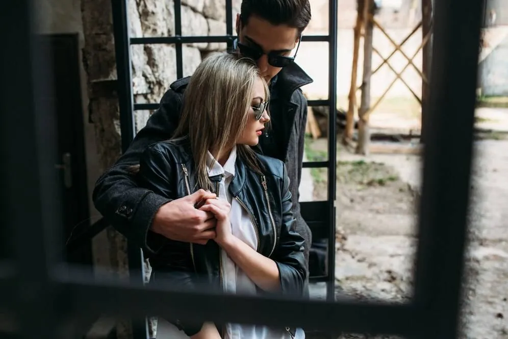 man woman holding hand 1153 2077