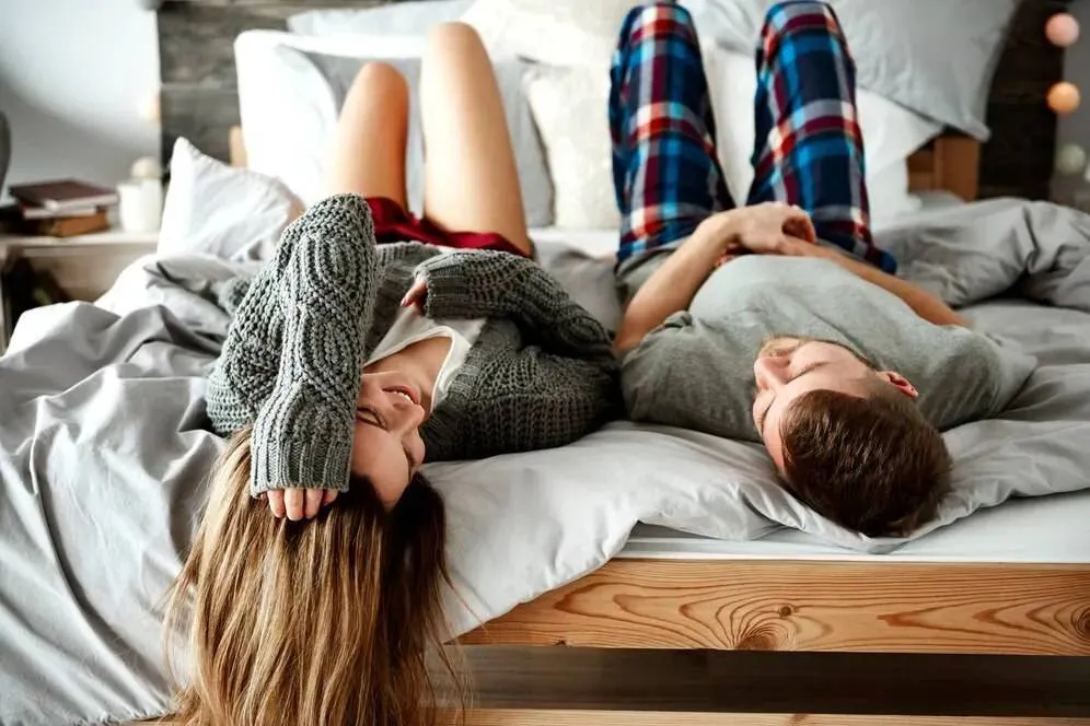 rear view cheerful couple lying down bed 329181 17248 67d3f40680603jpg