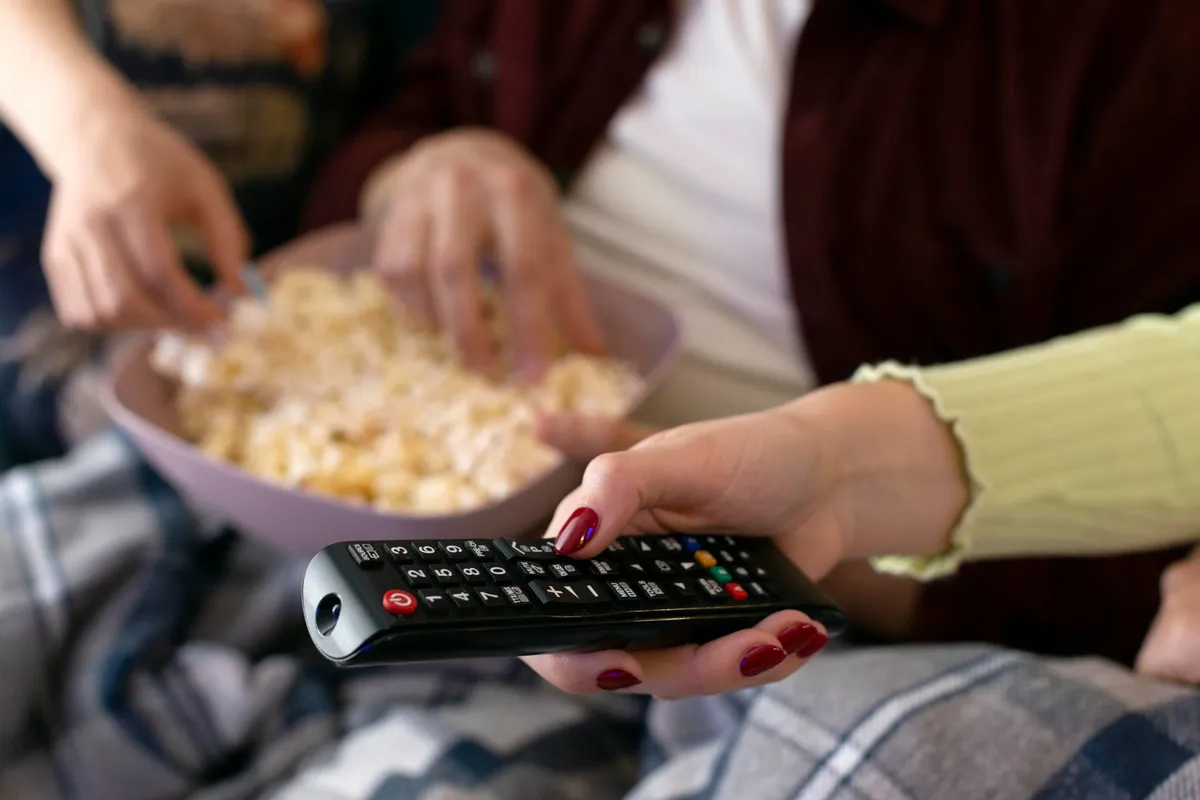 best-friends-watching-streaming-service-together-indoors