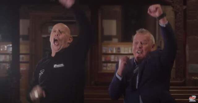 [VIDEO] Kerkkoor zingt dartsongs onder leiding van Bray en McDonnald
