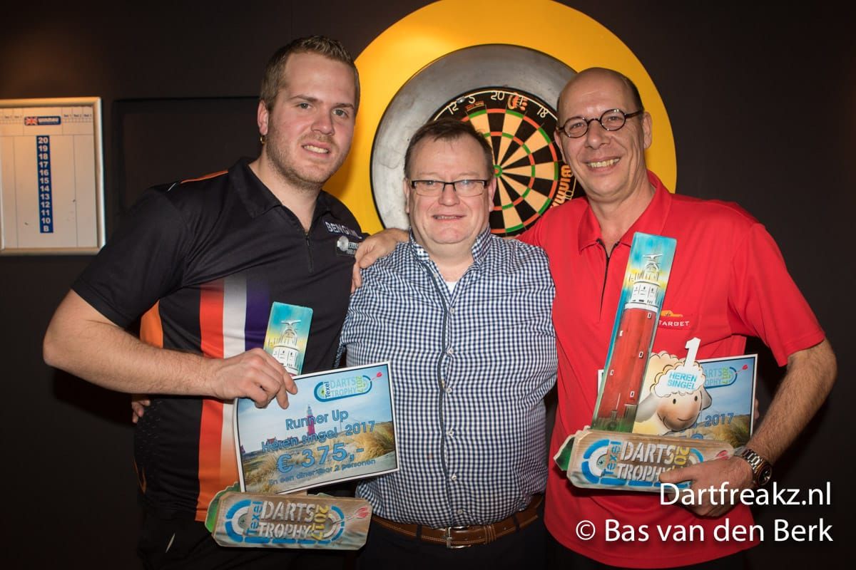 Texel Darts Trophy dag 2: Co Stompé pakt titel, hattrick Yvanca van Welt