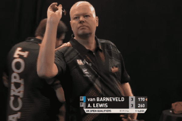 VIDEO: Van Gerwen gooit 170-finish voor winst European Darts Trophy