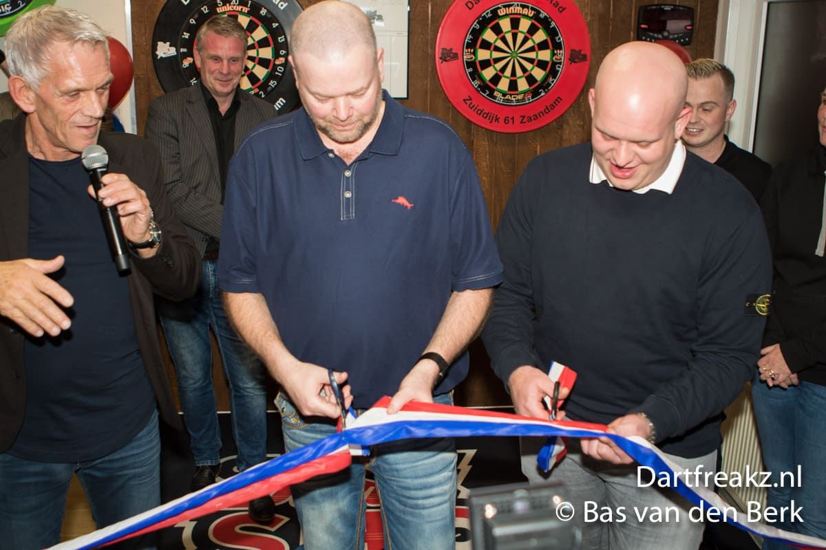 Raymond en Michael openen nieuwe Dartshop Van der Voort in Zaandam