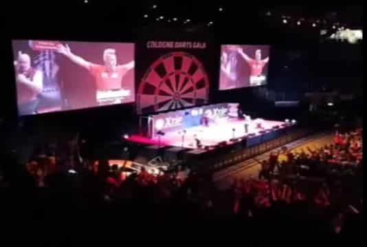 VIDEO: Peter Wright gooit 9-darter voor 9.000 fans in Duitsland