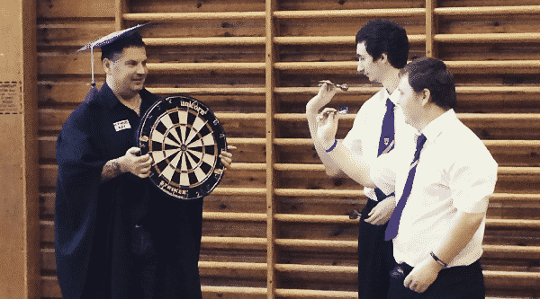 Gary Anderson steunt darts academie in Glasgow voor jonge talenten