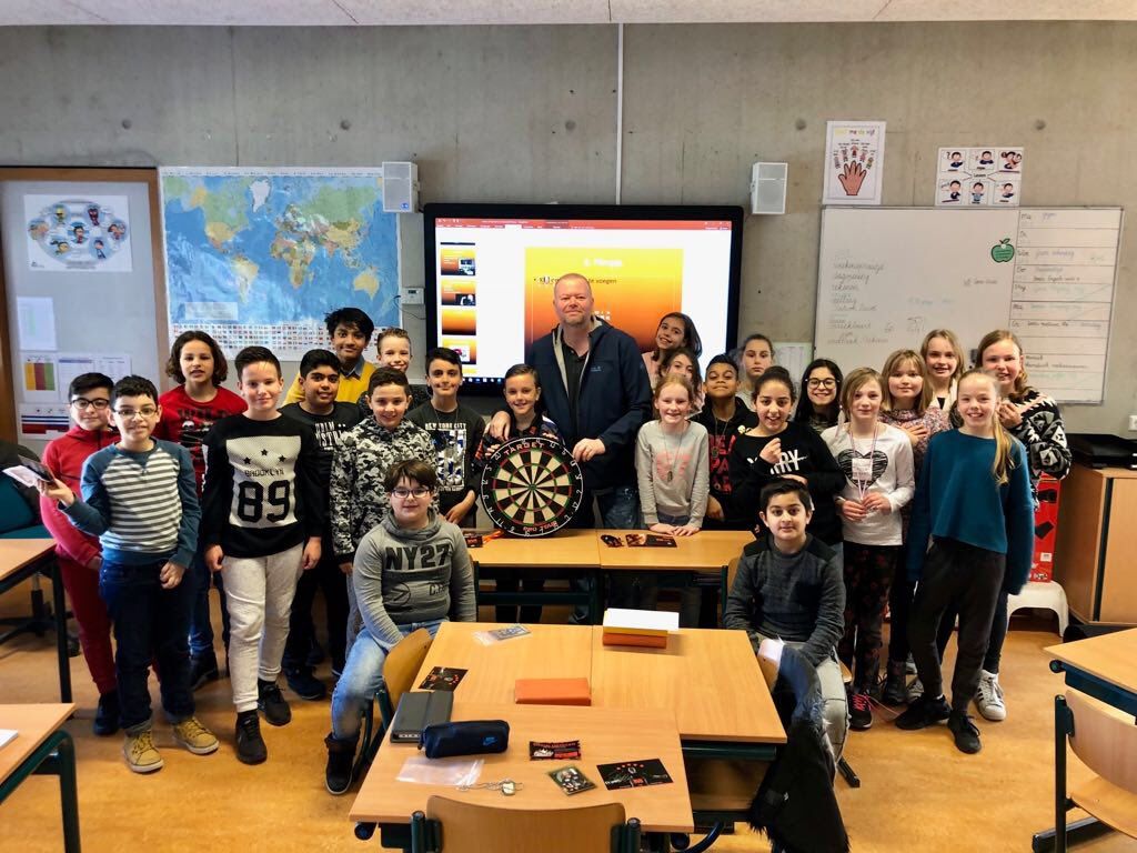 Barney brengt verrassend bezoek aan basisschool in Den Haag