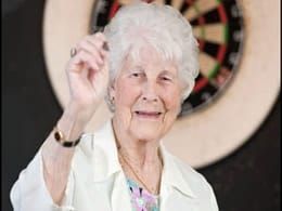 92-jarige Candy Miller uitgeroepen tot oudste dartspeler ter wereld