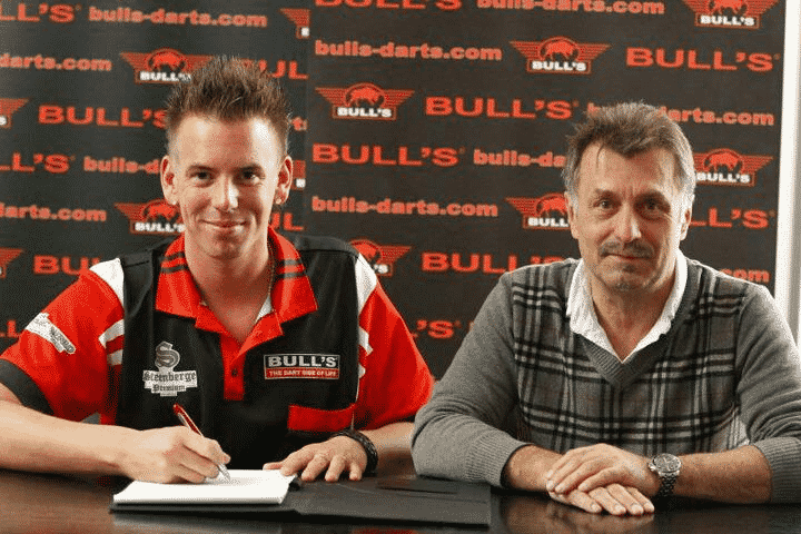 Jerry Hendriks tekent contract en wordt lid van het Bull’s Darts Team