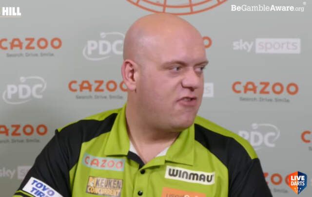 VIDEO: Reporter krijgt het na partij aan de stok met Van Gerwen