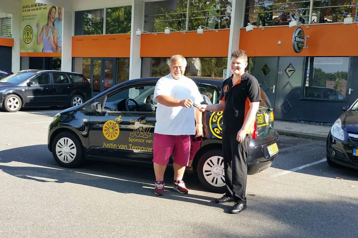 Van Tergouw krijgt een auto van zijn sponsor Gold's Gym/Jobzz café