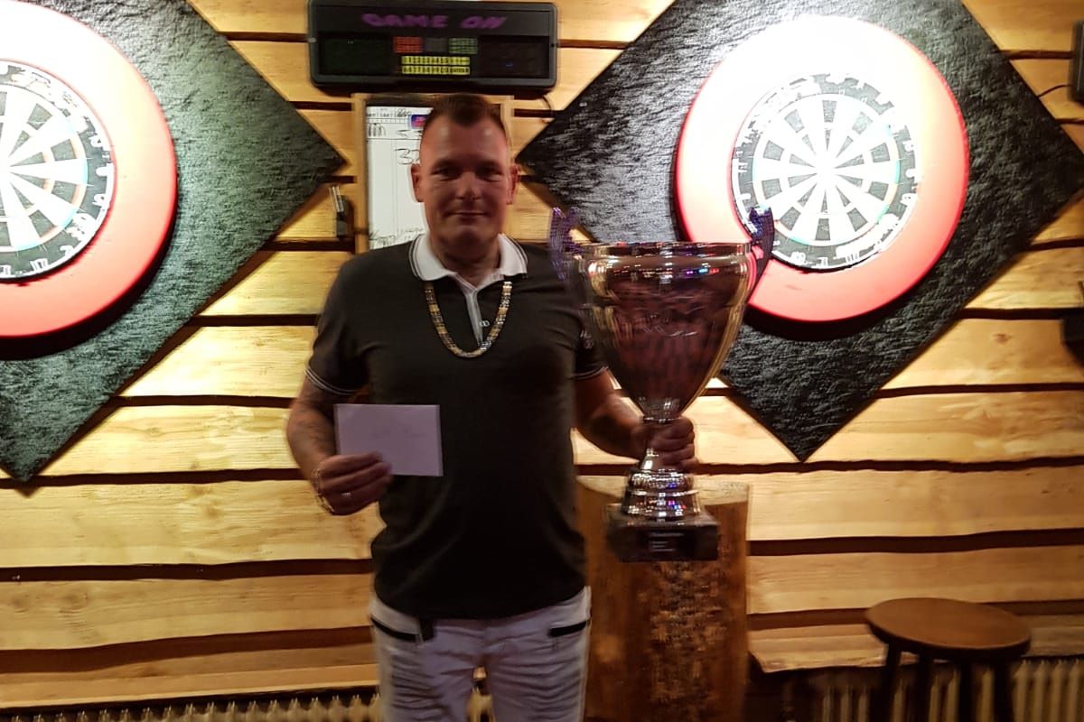 Marco Duivesteyn wint eerste darttoernooi in 't Snookertje te Bussum