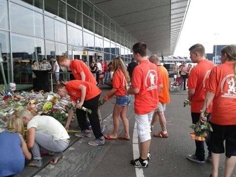 NL Jeugdteam betuigt steun aan nabestaanden vliegramp Oekraïne