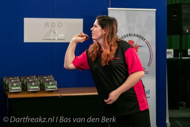 Talentvolle Beverwijkse dartster Noa-Lynn van Leuven tekent bij het Japanse Cosmo Darts