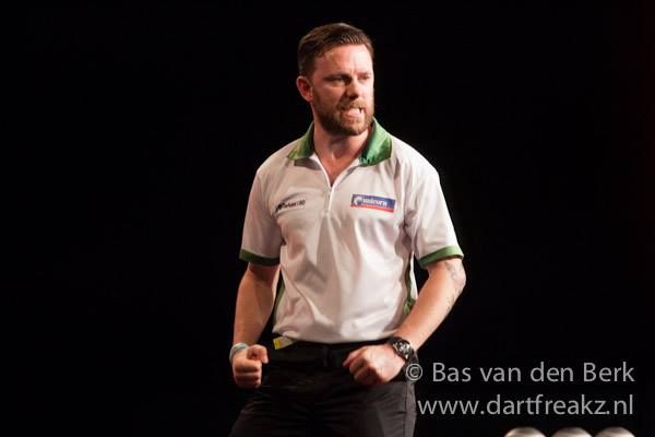 Paul Nicholson wint dag 5 Icons of Darts, Van Barneveld stijgt in klassement