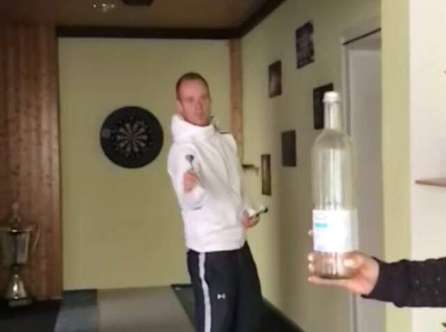 VIDEO: Max Hopp doet de Bottle Cap Challenge met zijn dartpijlen