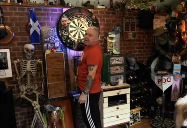 Kersverse wereldkampioen Peter Wright toont zijn huis en unieke mancave