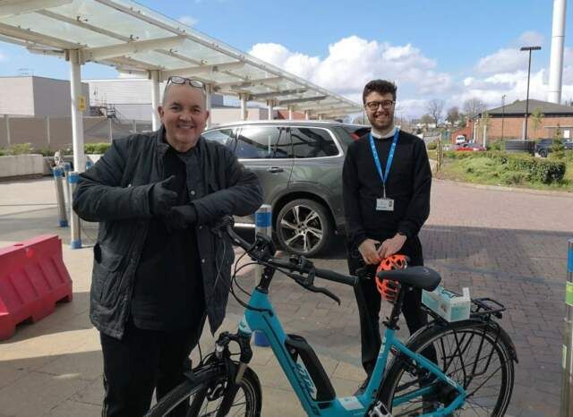 Phil Taylor geeft zorgmedewerker nieuwe fiets nadat deze was gestolen