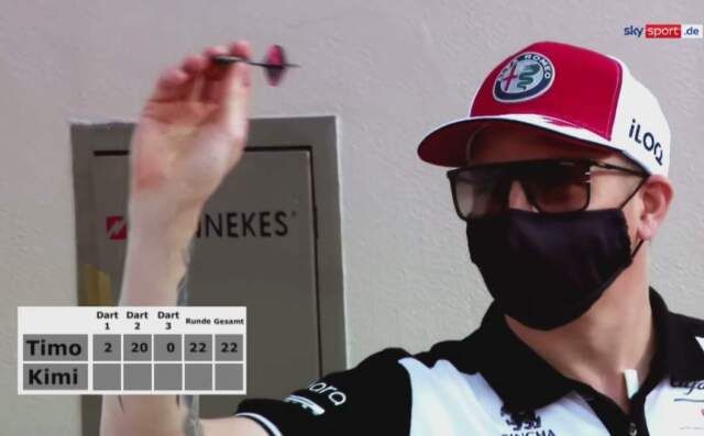Kimi Raikkonen gooit een potje darts in de Formule 1 paddock