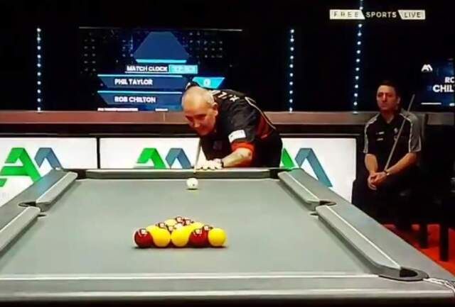 VIDEO: Phil Taylor maakt grote blunder tijdens live pool-toernooi