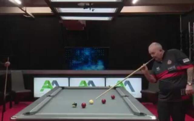 VIDEO: Phil Taylor wint een potje pool van pro met darts techniek