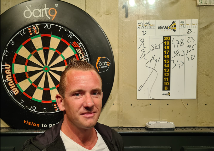 Danny Schellekens gooit 9-darter tijdens Oranjebar Super Ranking