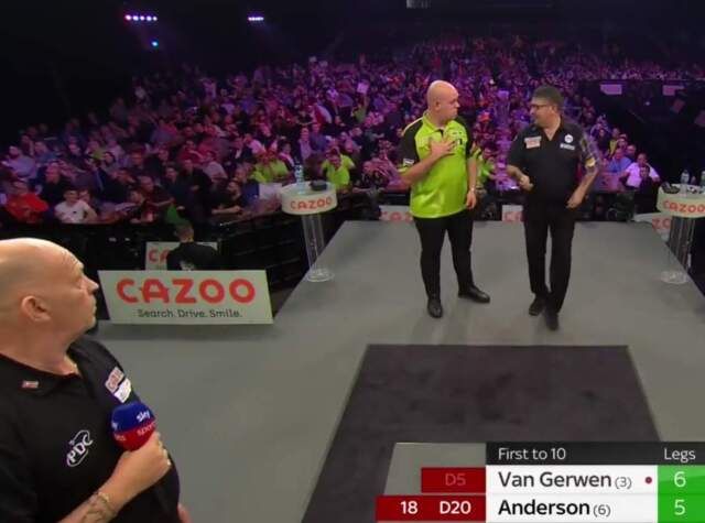 Beelden opstootje tussen Anderson en Van Gerwen op Grand Slam