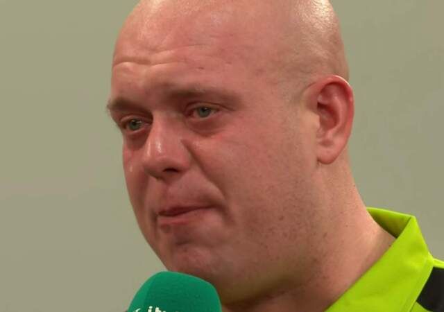 Michael van Gerwen in tranen tijdens emotioneel interview na finale