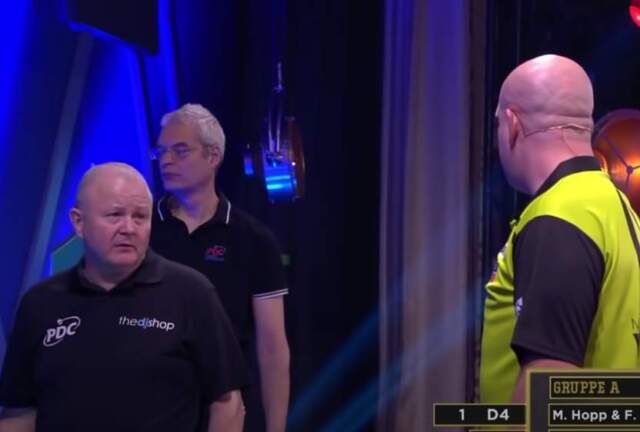 VIDEO: Michael van Gerwen viert gewonnen leg maar toen gebeurde dit