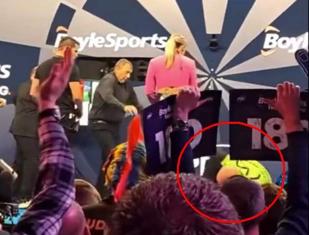 VIDEO: Michael van Gerwen struikelt over oche en valt op podium