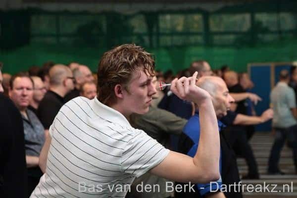 Sven van Dun pakt de 5e Darts Championship in café Havanna