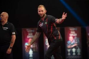 Danny Noppert ontsnapt en Van Barneveld gaat hard onderuit in Munchen tijdens ET 4