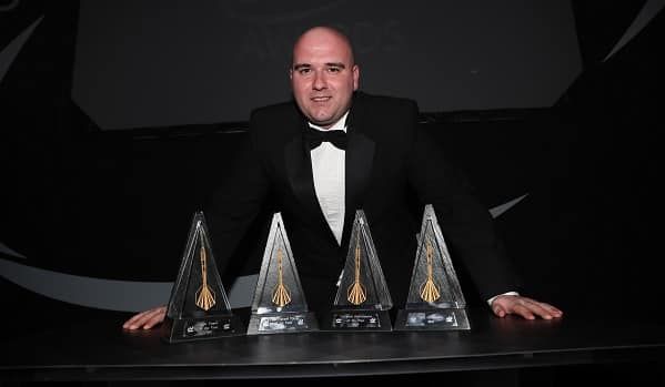 Van Gerwen weer speler van het jaar, Cross pakt vier awards