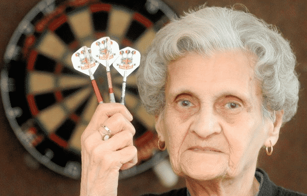 Dolly Swain (92) verschijnt nog altijd wekelijks aan oche in competitie