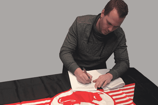 Dirk van Duijvenbode tekent een contract bij dartsmerk Bull’s NL