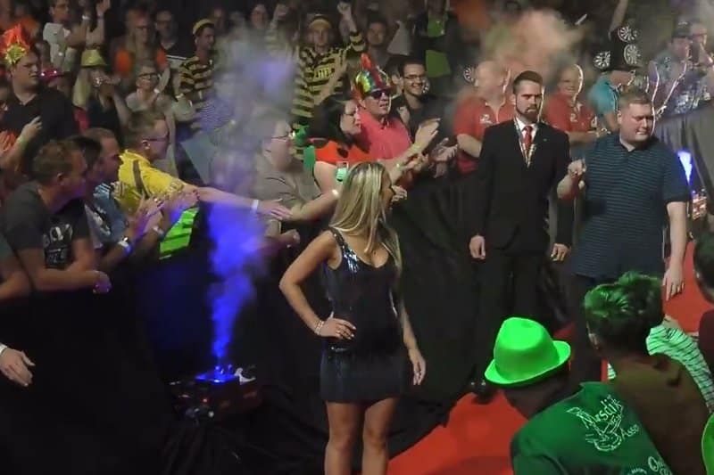 Ricky Evans' hilarische walk-on tijdens Dutch Darts Championship