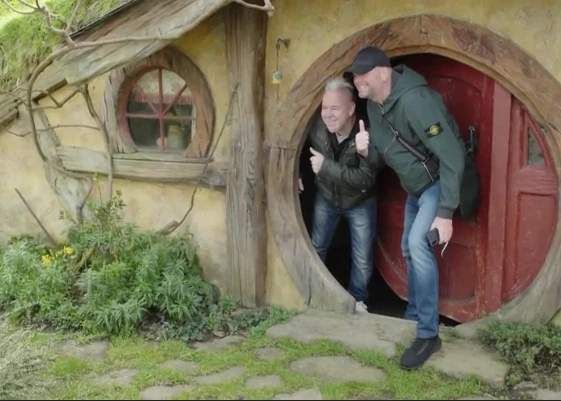 Van Barneveld en Wright bezoeken Hobbiton in Nieuw-Zeeland