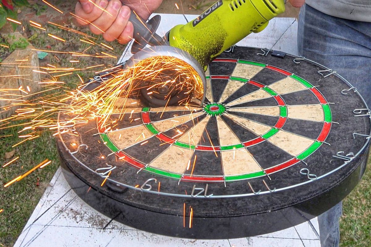 VIDEO: Heb je ooit afgevraagd hoe een dartsbord er van binnen uitziet?