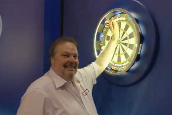 VIDEO: Commentator verslaat Peter Manley in Nine-Dart Challenge