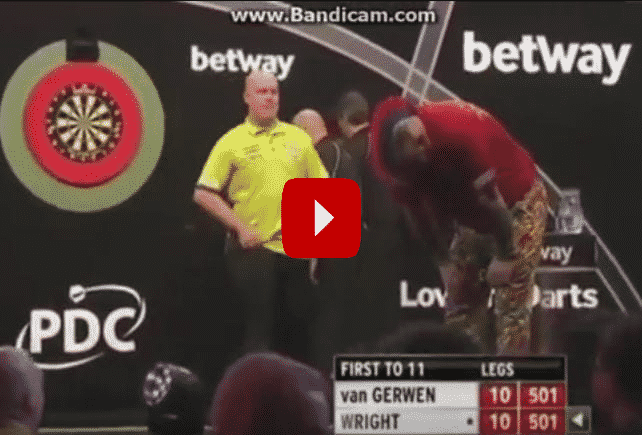 VIDEO: Van Gerwen mist het dartsbord volledig tegen Whitlock
