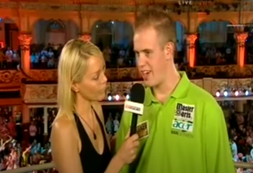 VIDEO: Van Gerwen stelt zich voor bij World Matchplay-debuut 2007