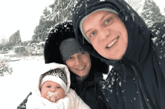 Van Gerwen bereid laatste dagen PDC WK voor met gezin in sneeuw